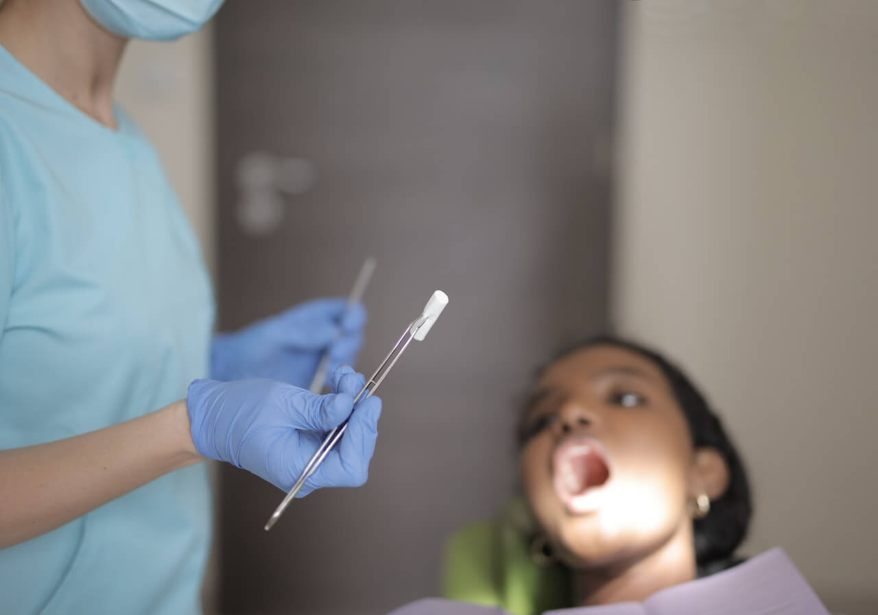 Pękanie zębów – co robić, jak się leczy?